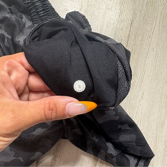 Lululemon Men's Pace Breaker Shorts Size Small - Picture 7 of 7